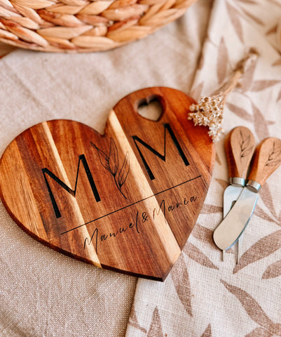 Loving Slice Board – Personalized Heart-Shaped Bamboo Charcuterie Set