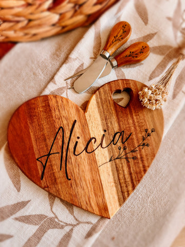 Loving Slice Board – Personalized Heart-Shaped Bamboo Charcuterie Set