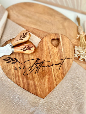 Loving Slice Board – Personalized Heart-Shaped Bamboo Charcuterie Set