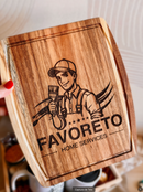Tábua de madeira para churrasco personalizada com gravação a laser, ideal como presente especial, mostrando detalhes da gravação.