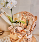 Cesta de presente Home Sweet Home da OhSurpriseGifts com itens decorativos e detalhes acolhedores.