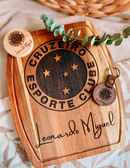Tábua de churrasco de madeira personalizada com gravação a laser, ideal como presente especial, mostrando detalhes da gravação.