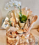 Cesta de presente Home Sweet Home da OhSurpriseGifts com itens decorativos e doces, ideal para presentear em ocasiões especiais.