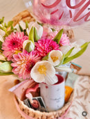 Cesta de presente de aniversário com balão e flores, enviada pela marca OhSurpriseGifts, decorada com flores coloridas e balão festivo