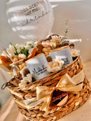 Cesta de presente para dois da OhSurpriseGifts, contendo itens decorativos e gourmet em uma elegante cesta de presente.