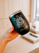 Caneca térmica de aço inox personalizada com gravação laser, design exclusivo, ideal para bebidas quentes ou frias.
