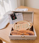 Caixa de presente personalizada para recém-nascido com itens fofos e detalhes delicados, ideal para presente de bebê.