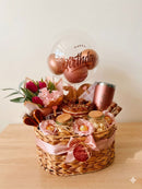 Caixa de presente personalizada da OhSurpriseGifts com itens de luxo para aniversário, apresentada em uma embalagem elegante.