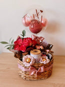 Caixa de presente personalizada de luxo para aniversário, com itens decorativos e detalhes elegantes, criada pela OhSurpriseGifts.