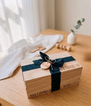 Caixa de presente personalizada para bebê recém-nascido, com itens fofos e decorativos, ideal para presente de nascimento.