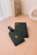 Conjunto de porta-passaporte e tag de bagagem personalizados da OhSurpriseGifts, ideal para presente de viagem.