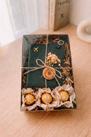 Conjunto de porta-passaporte e etiqueta de bagagem personalizada para viagem, com design elegante e detalhes em couro.