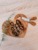Tabuleiro de bambu em forma de coração personalizado com caricatura feita sob medida, ideal para queijos e frios.