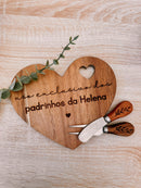 Tábua de corte personalizada em forma de coração de bambu para queijos e frios, presente exclusivo da OhSurpriseGifts.
