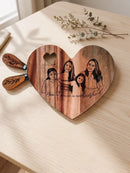 Tábua de charcutaria de bambu em forma de coração com caricatura personalizada, ideal para presentear com toque único e sustentável.