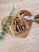 Tabuleiro de bambu com formato de coração personalizado com caricatura, ideal para queijos e frios, da marca OhSurpriseGifts