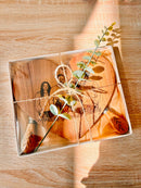 Tábua de carne em formato de coração de bambu personalizada com caricatura, ideal para presentes especiais e decoração de mesa.