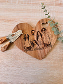 Tábua de charcutaria de bambu em formato de coração com caricatura personalizada, ideal para presentear e decorar.