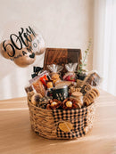 Cesta de café da manhã com tábua de churrasco, presente da marca OhSurpriseGifts, com alimentos e utensílios para café e churrasco