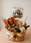 Cesta de presente com garrafas de vinho premium, frutas e chocolates, apresentada em uma cesta elegante da marca OhSurpriseGifts.